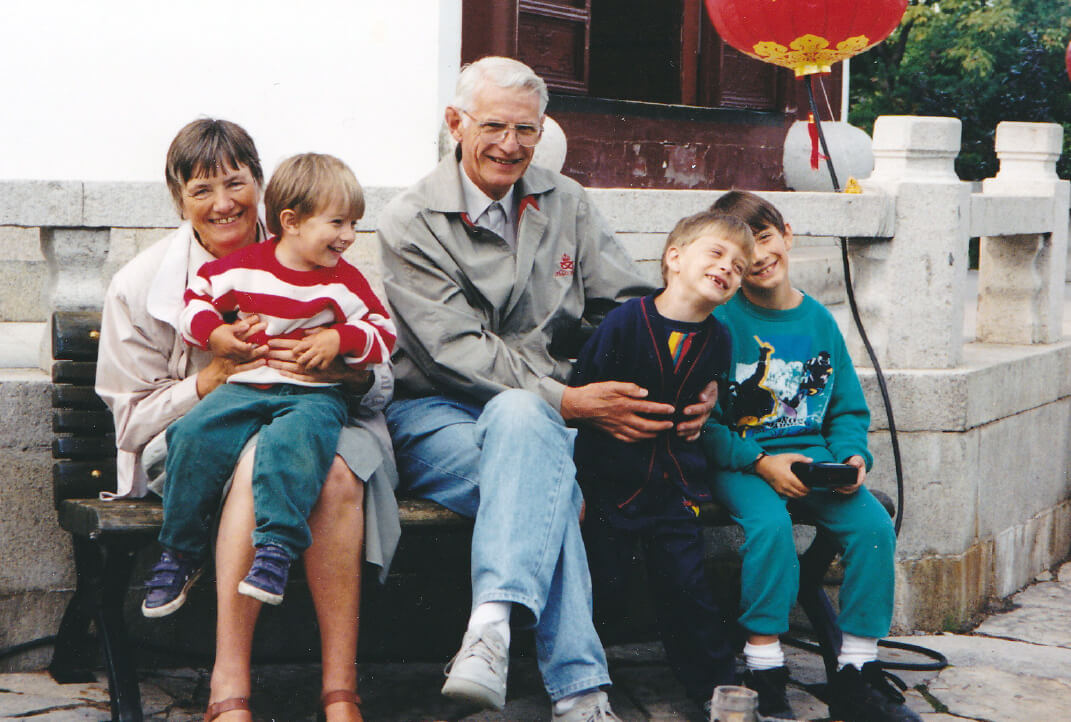 In an ideal world all grandparents would live close to their grandkids. As this is not always possible I have gathered 7 ideas to help grandparents build those special connections, even when they live in opposite corners of the world.